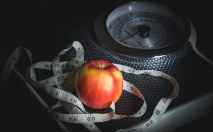scale with apple and measuring tape